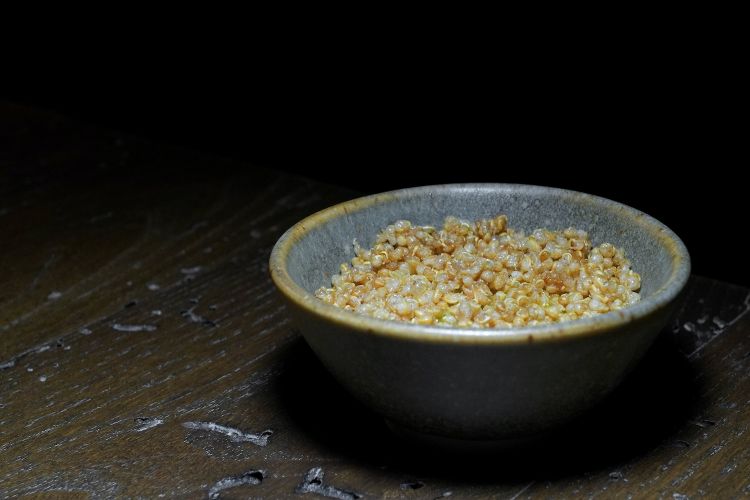 A margine, una Tartare di trota marinata (sale, zucchero, agrumi), crema di asparagi, quinoa
