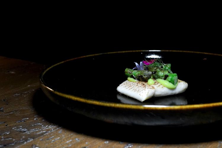 Filetto di trota affumicato, asparagi grigliati. La trota viene dal Casentino, Molin di Bucchio, «ho trovato questi due ragazzi "folli" che hanno restaurato un vecchio mulino dove già c'erano delle vasche, le hanno collegate a un ruscello per far sì che le trote lo possano risalire e sviluppare così i muscoli. Ce le portano qua vive»
