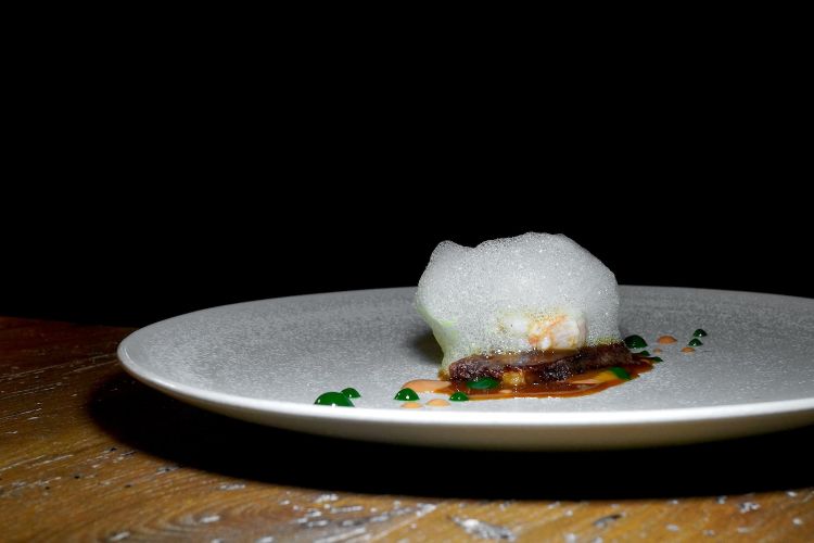 Lingua di manza, scampo biondo di Viareggio grigliato, crema di agrumi, salsa di prezzemolo, salsa di teste di gambero, aria di sedano. La lingua viene lessata per ore e ore, poi viene rosolta in padella. Secondo noi potrebbe essere ancora più interessante con un poco di spessore in più, perché manca al morso la "morbidezza" interna