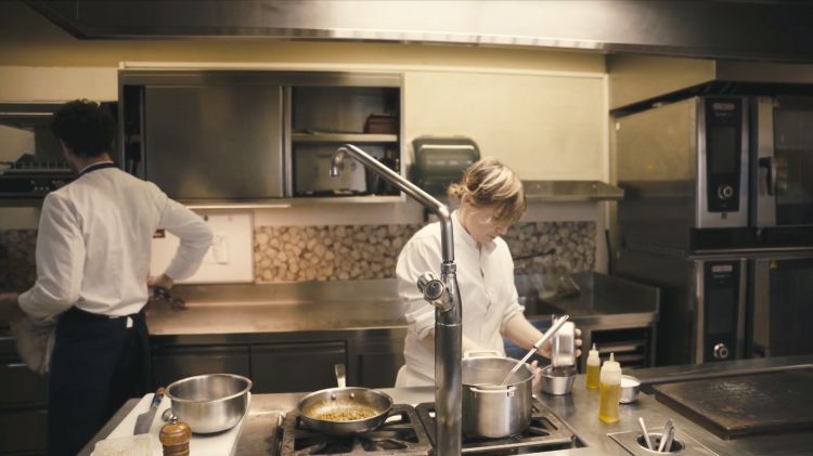 Antonia Klugmann in cucina
