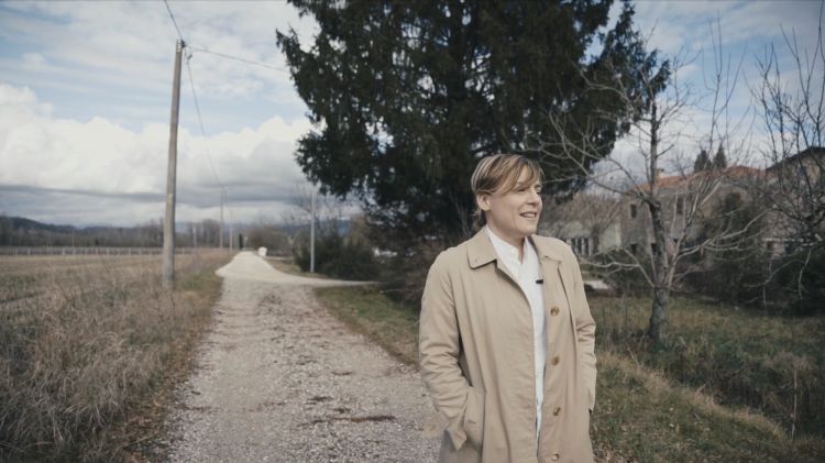 Antonia Klugmann nei pressi del suo ristorante