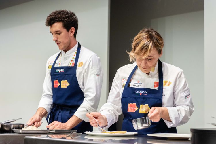 Antonia Klugmann sul palco di Identit&agrave; Milano 2026 con il&nbsp;sous chef&nbsp;Alessandro Cornali
