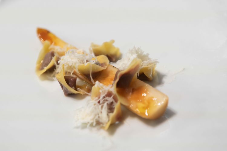 Ravioli con ciliegie, asparagi bianchi e formaggio di fossa
