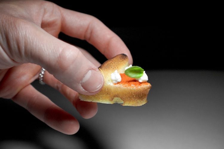 L'Imago's pizza, la meringa di acqua di pomodoro tostata e condita con polvere di pomodoro e crema di fiorfilatte, infine una fogliolina di basilico (foto Tano Liotta)