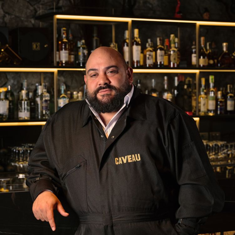 Antonio Carta, bar manager del Caveau, ha un'esperienza di oltre 25 anni nel settore e ha ideato una drinklist dalla storia intrigante e curiosa tutta da scoprire.