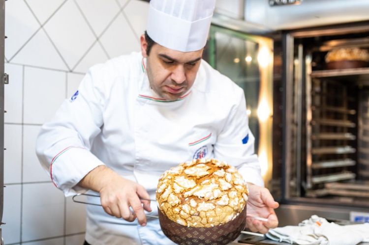 Antonio Cascone con il suo panettone delle Due Sic