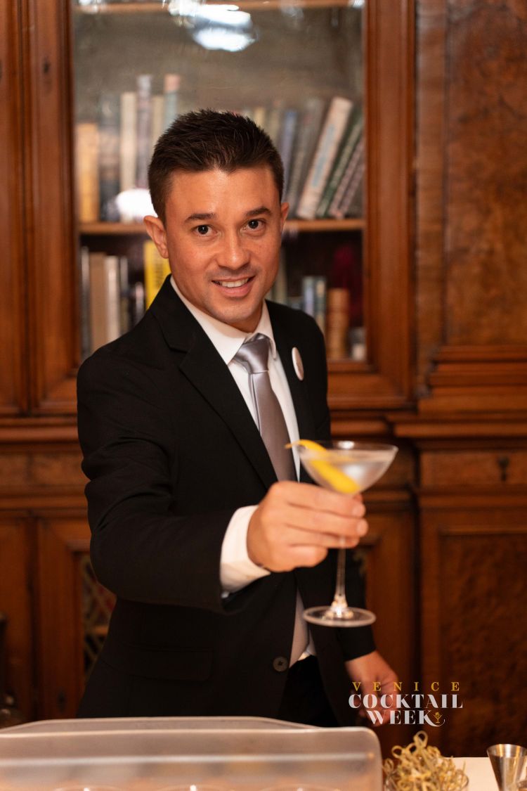 Antonio Ferrara, bar manager de The Bar all'Aman Venice, sarà il primo ad aprire le danze della Venice Cocktail Week con un opening party dedicato a tutte le Italian Cocktail Week