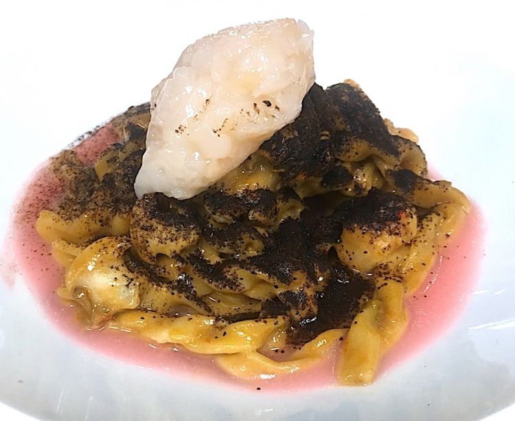 Sagne 'ncannulate con anemoni di mare, cozze, gamberi e limone nero, dello chef salentino Antonio Guida
