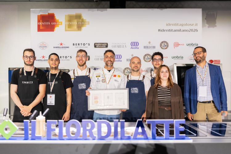 Foto finale di gruppo, con lo staff e Niccolò Vecchia, che ha moderato la lezione