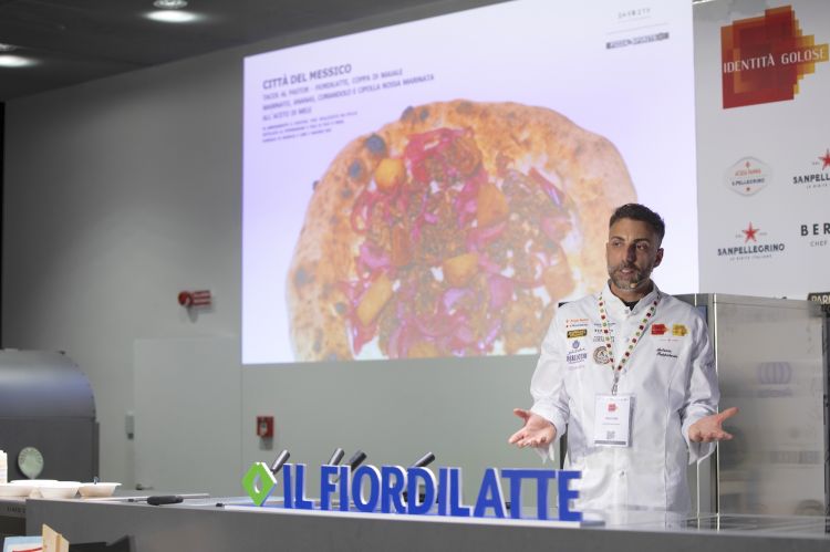 Antonio Pappalardo sul palco di Identità di Pizza