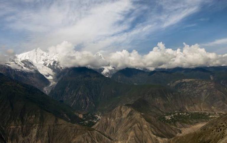 I contrafforti dell'Himalaya, nel nord dello Y
