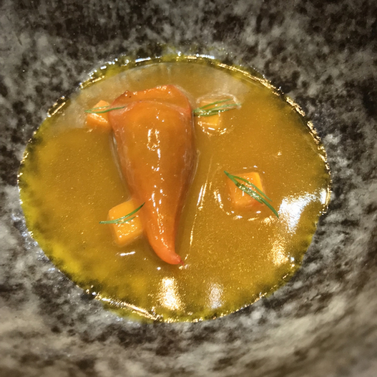 Due piatti di Angel Leon particolarmente graditi: sopra Seppia, patata dolce, cumino (e carote per la salsa); sotto Maialino da latte, in realtà pelle croccante di murena
