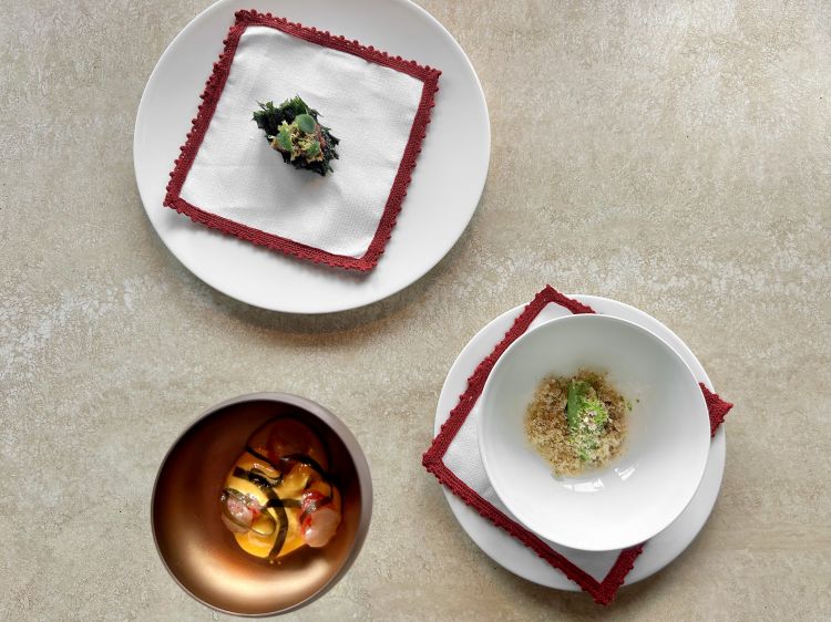 Da destra, in senso orario: Cocktail di gamberi (gambero rosso crudo con spuma di ricci di mare e kumquat); Sorbetto di cocco, shiso e il sambol; Croccante di lattuga di mare con sugo al pomodoro e basilico