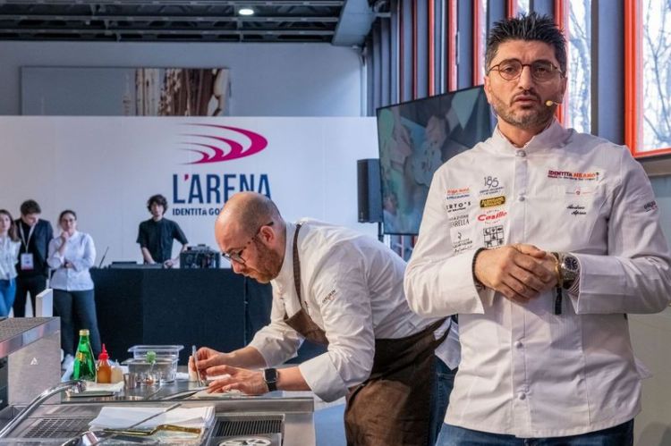 Andrea Aprea ha presentato la sua Caprese... Dolce Salato, piatto simbolo dello chef campano, con il cocktail Anima Partenopea realizzato da Jessica Rocchi