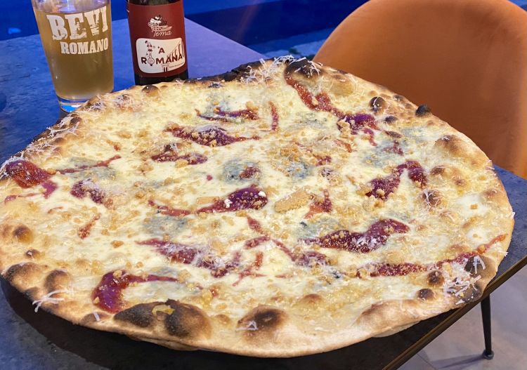 4 Formaggi Estiva, con&nbsp;fiordilatte, blu di bufala, provola affumicata,&nbsp;Pecorino Romano Dop, confettura di fragole dell&rsquo;azienda Ape d'Oro e crumble di burro e Parmigiano Reggiano
