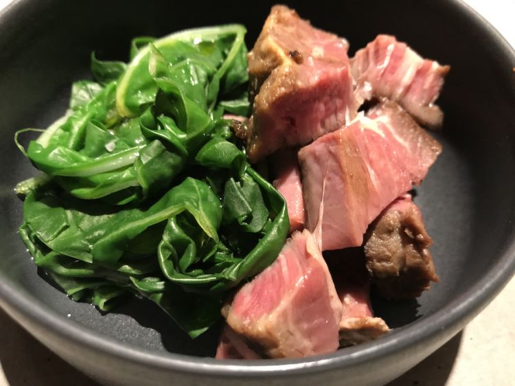 Manzo, brodo dashi, bieta verde
