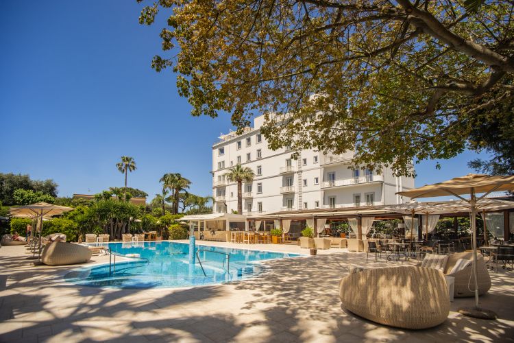 L'hotel vanta un'ampia piscina su cui affaccia l'Aqua Pool Lounge, dove si ordina pizza e altre specialità campane
