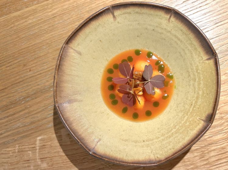 ...accompagnato con una "macedonia" di papaya, arachidi e lime con gelato al karkadè