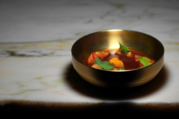 Come side dish, invece dell’insalata, l’Arancia all’anatra: insalata di arancia condita con peperoncino in aceto di riso, coriandolo e un altro fondo, di anatra all’arancia tirato fino quasi alla laccatura