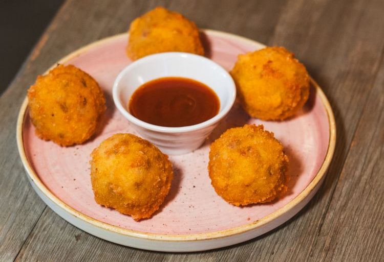 Arancinetti alla 'nduja: nell'attesa della pizza impossibile resistergli. Anche questi fatti al momento, panatura perfetta
