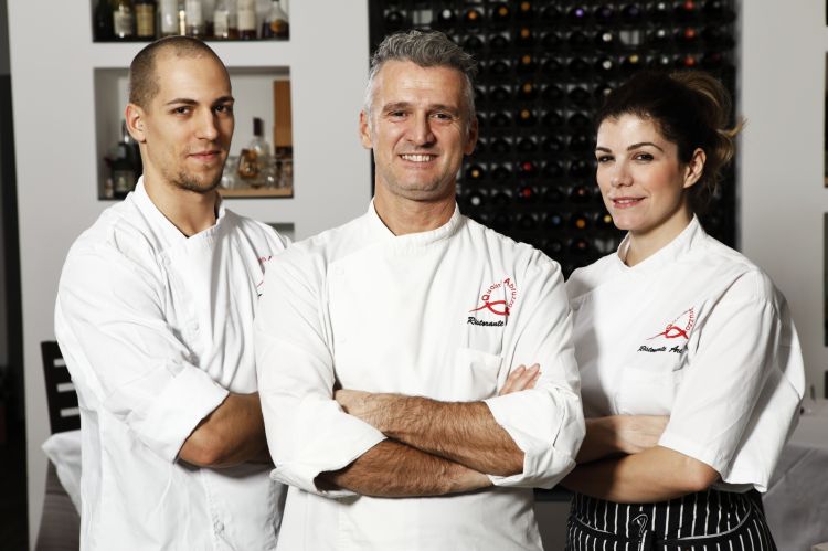 Al centro lo chef Massimiliano Capretta, col sous chef Edoardo Massari e la sorella Dalila, pastry chef del ristorante Arca
