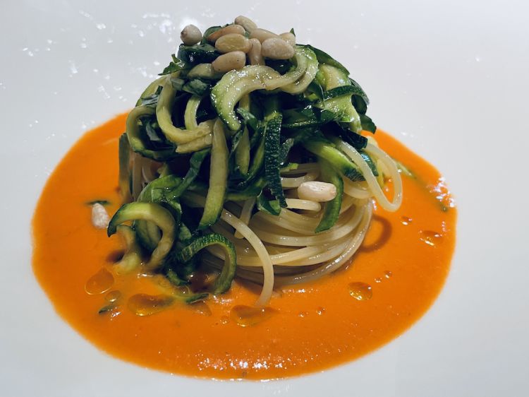 Brivido d’estate, uno Spaghettino freddo con zucchine, pinoli, pomodoro fresco e basilico
