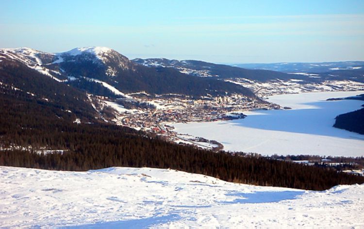 Una panoramica invernale di Are con i suoi monti e il suo lago. Foto David Castor