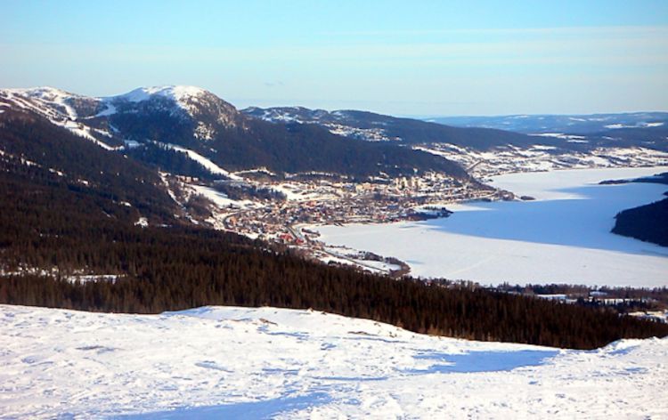 Una panoramica invernale di Are con i suoi monti e il suo lago. Foto David Castor
