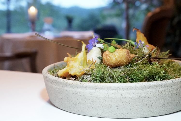 Appetizer: Crocchette di patate alla lavanda; Nasturzio fritto; Cannolo con erbe e fiori
