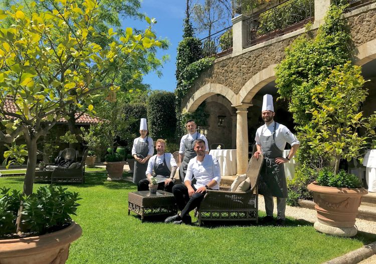 La brigata del ristorante Saporium nei giardini di