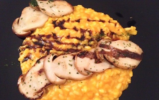 Risotto creamed with pumpkin, stir-fried porcini w