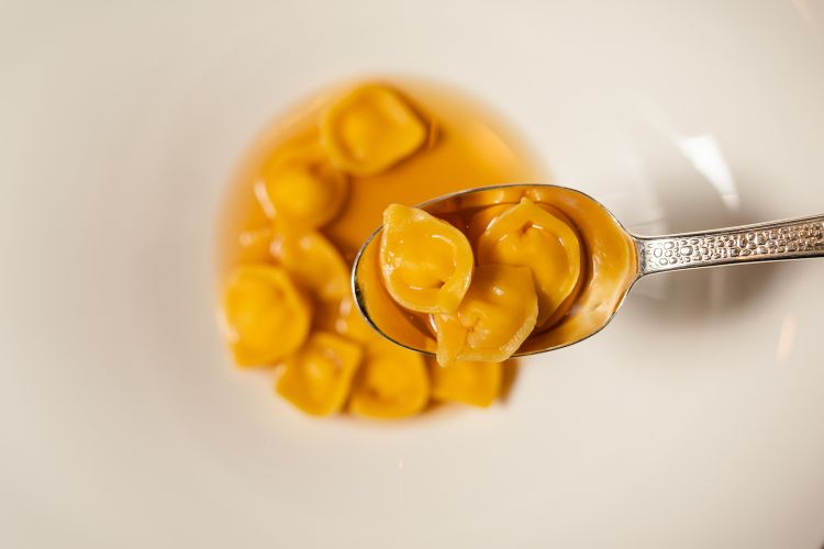 Cappelletti di carne, limone e brodo di cappone: u