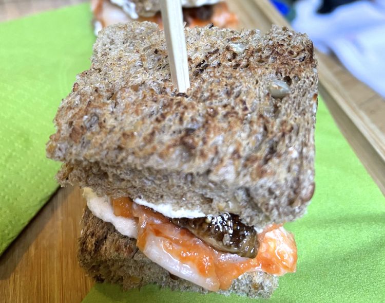 Aromaticus: Sandwich with kimchi, figs and cashew nut cheese
