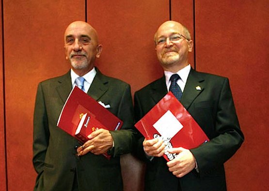 Fausto Arrighi, a sinistra, e Roberto Restelli, due storici direttori della guida Michelin italiana. Scattai questa foto il 20 novembre 2008 al ristorante Trussardi a Milano, alla presentazione dell'edizione 2009 che vedeva l'allora chef del locale in piazza della Scala, Andrea Berton, aggiudicarsi la seconda stella