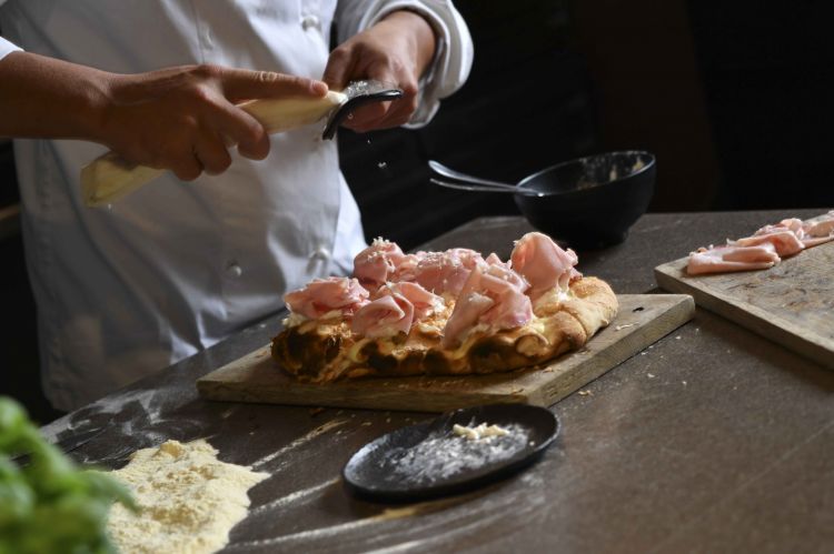 La pizza alla pala Cotto e Cren, con burrata, fiordilatte pugliese, prosciutto fatto in casa e rafano
