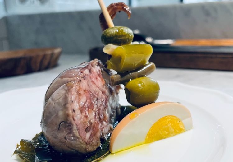 Quaglia ripiena di salame e uovo di quaglia