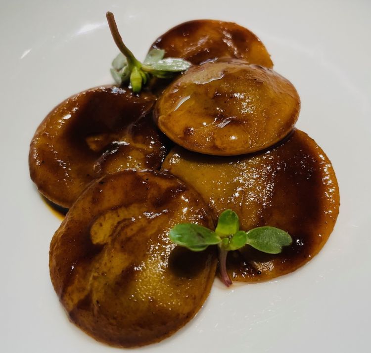 Anolino di mortadella di gallina, arrosto vegetale, elicriso