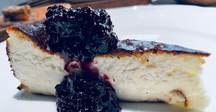 Torta con cremoso di capra, confettura di more