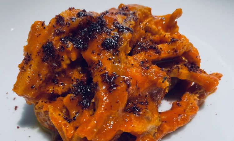 Trippa di vacca vecchia alla brace, pomodori antichi arrosto, lentisco