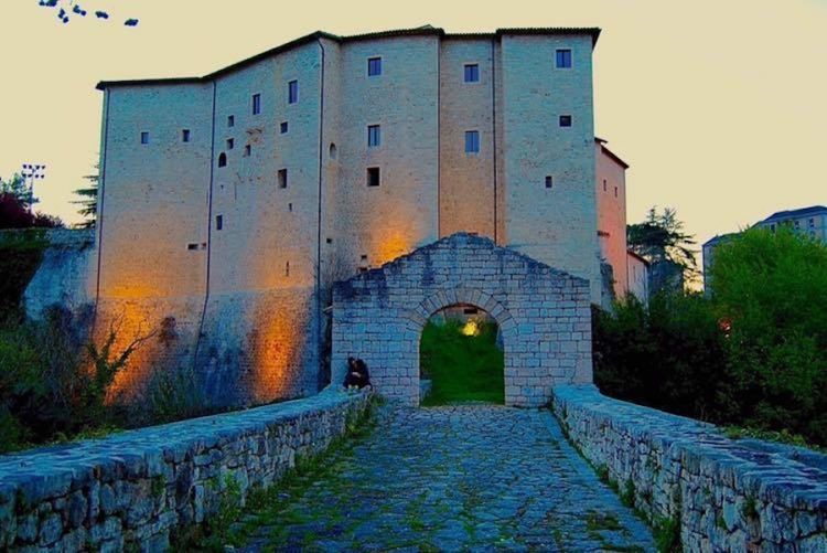Il Ponte di Cecco e il Forte Malatesta ad Ascoli Piceno. Il ponte ospiterà il 27 agosto la cena in onore della Prospettiva Van Orton
