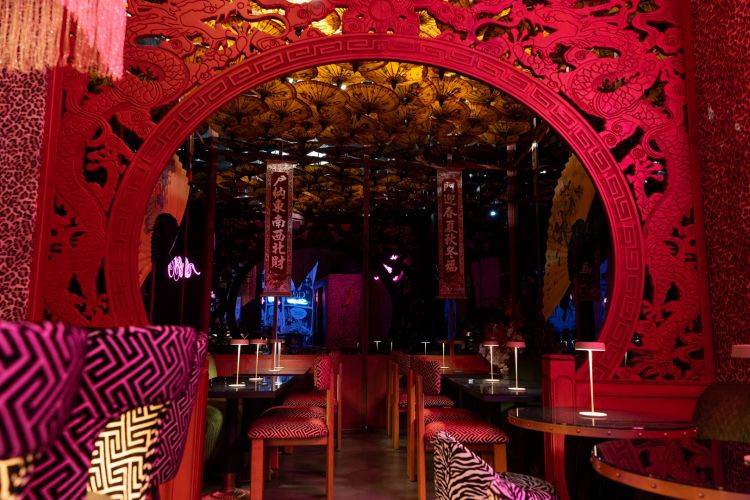L'Asian Room è uno dei quattro ambienti, che caratterizzano Salmon Guru Milano esattamente come il locale della capitale spagnola. Questa spazio ispirato all'Estremo Oriente i caratterizza per il portale in legno che lo separa idealmente dal resto del locale.