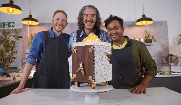 Giuseppe Dell’Anno con altre due star di Bake Off, Rahul Mandal ed Andrew Smyth, e la torta speciale che hanno firmato insieme
