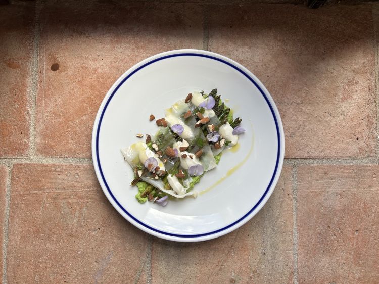 Asparagi arrosto con ricotta di pecora, piselli, lardo di suino nero e mandorle
