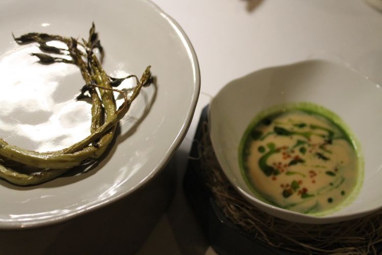 Asparagi selvatici cotti alla brace con salsa prezzemolata con burro acido e caviale di trota
