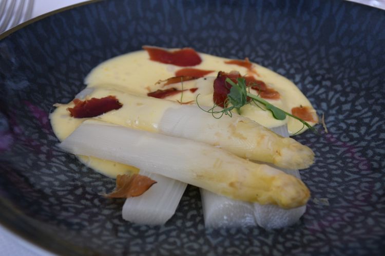 Gli asparagi bolliti con spuma di zabaione e speck croccante: una versione insolita e azzeccata proposta dal ristorante Fior