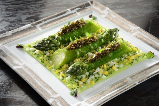 Uno delle ricette francesi più celebri: Asparagi verdi di Roques Hautes con mimosa di caviale Oscietra imperiale. Si trovano all'Hotel de Ville Crissier in Svizzera, 3 stelle Michelin
