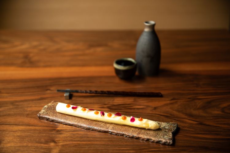 Asparago bianco di Bassano del Grappa, crema di miso, peperoncino di Kyoto e fiori. Foto a cura di Gaia Menchicchi