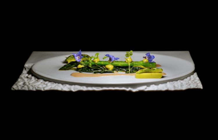 Asparago verde di Oppeano, limone nero, mandorle e carletti: asparagi scottati, bavarese all’asparago, carletti conditi con agrodolce al limone nero, crema di mandorla e aglio tostato
