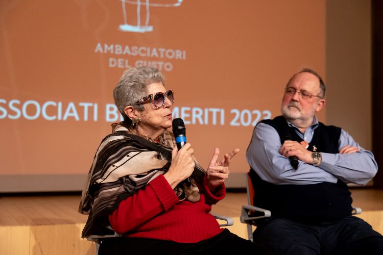 Faith Willinger: «Il valore del brand Italia all’estero è enorme. Negli Stati Uniti ci sono più di 70mila ristoranti italiani, per un giro di affari di 79 miliardi. Spesso, però, la loro è una cucina "italoamericana". Oggi anche il valore della pizza è cresciuto tantissimo: è un piatto che piace dappertutto nel mondo, non c’è un Paese che possa vantare una cosa così. Ma dobbiamo puntare sull'autenticità attraverso la tutela del made in Italy». La Willinger è stata nominata "ambasciatore del gusto benemerito", al pari di Francesca Romana Barberini, Giuseppe Calabrese, Davide Rampello e Federico Quaranta
