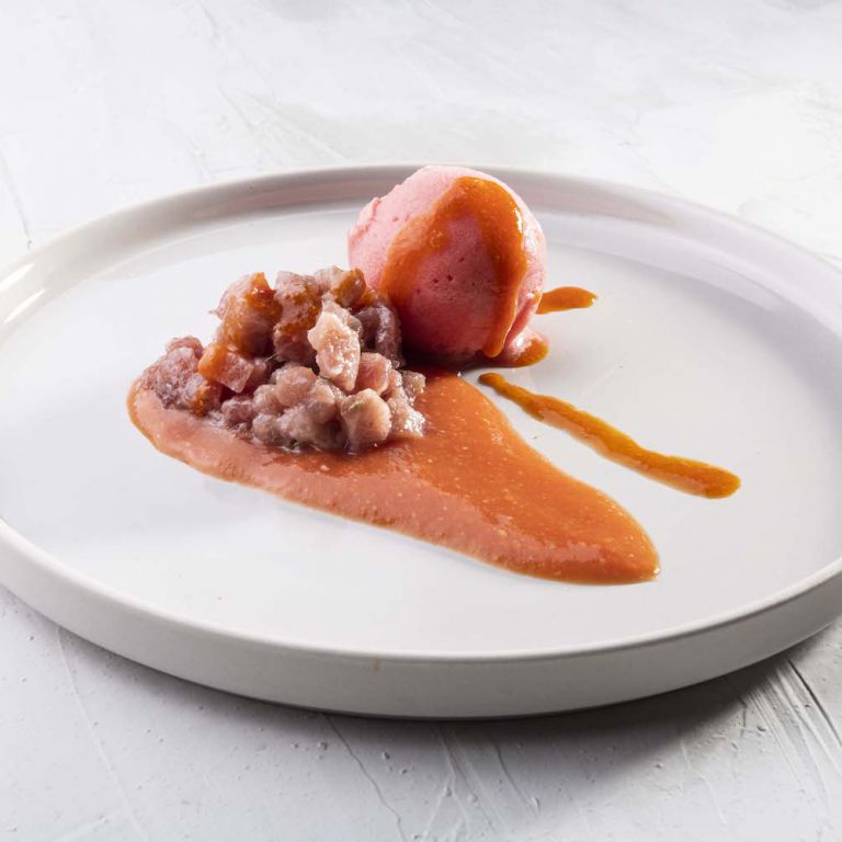 Sorbetto di amarena, emulsione di peperoni grigliati, ricci, tarantello di tonno rosso, salsa di pomodori grigliati